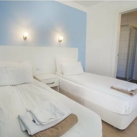 מלון דירות Adora Garden 3*